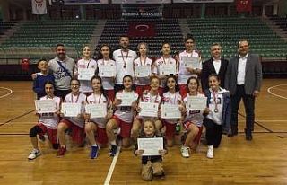 Nazmiye Demirelli sultanlar, yarı finallere damga...