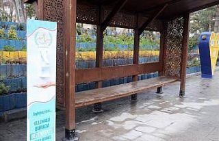 Nevşehir’de otobüs durağındaki el dezenfektanı...