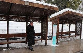 Nevşehir’de otobüs durağındaki el dezenfektanı...