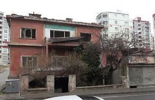 Niğde’de 2 katlı ev yandı