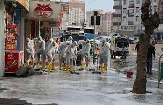 Niğde’de cadde ve kaldırımlar dezenfekte ediliyor