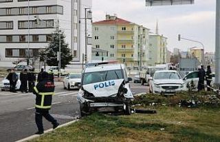 Niğde’de polis otosu ile otomobil çarpıştı:...