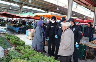 Niğde’de polisler yaşlıları evine bırakıyor
