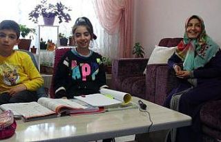 Öğrenciler ders başı yapıp, “Evden çıkmayın”...