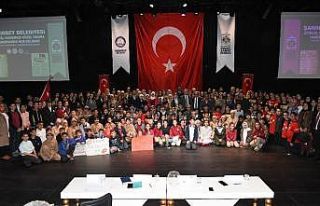 Öğrenciler İstiklal Marşını güzel okumak için...