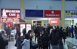 Öğrenciler otogarı doldurdu