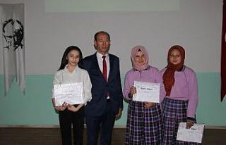 Öğrencilere başarı belgeleri protokol tarafından...