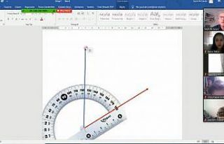 Öğrencilerine telekonferansla ders veriyor