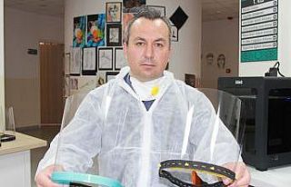 Öğretmenler, 10’da 1 fiyatına siper maske üretti