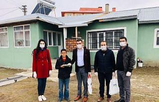 Öğretmenler ev ev dolaşıp öğrencilere kitap...