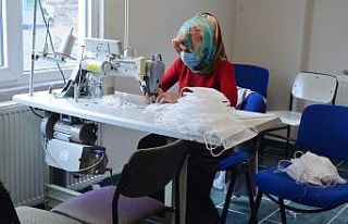 Öğretmenler gönüllü olarak maske üretimine başladı