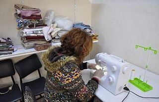 Öğretmenler maske üretiyor