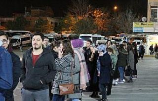 Okulların tatil ilan edilmesiyle öğrenciler otogara...