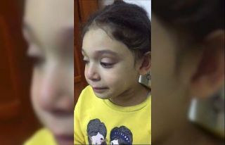 Okulunu özleyen küçük kız gözyaşlarına boğuldu