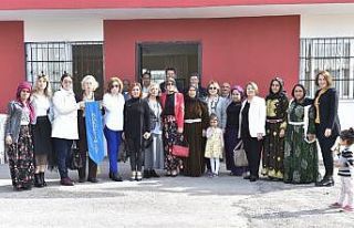 Okuma yazma kursunu tamamlayan kadınlara sertifikaları...