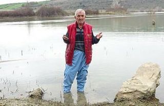 Ölmüşlerine dua etmek için gölün içine giriyorlar