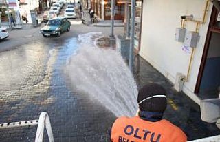 Oltu Belediyesi dezenfekte su ile caddeleri yıkıyor