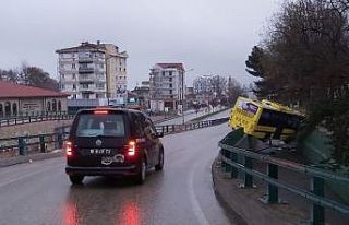 Otobüs köprülü kavşaktan aşağıya düştü