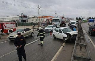 Otomobil demir bariyerlere çarptı: 1 yaralı
