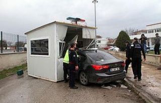 Otomobil güvenlik kulübesine girdi: 5 yaralı