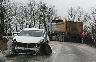 Otomobil ile kamyon kafa kafaya çarpıştı; 1 kişi...