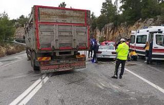 Otomobil kamyonla çarpıştı: 1 ölü, 1 yaralı