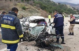 Otomobil karşı şeritteki kamyonla çarpıştı:...