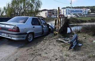 Otomobil köprü korkuluklarına çarptı: 2 yaralı