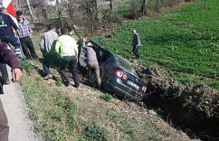 Otomobil şarampole devrildi: 4 yaralı