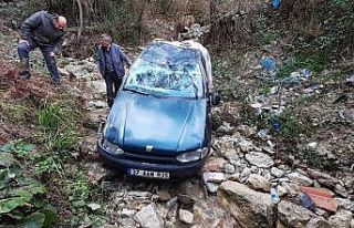 Otomobil uçuruma yuvarlandı, aile ölümden döndü