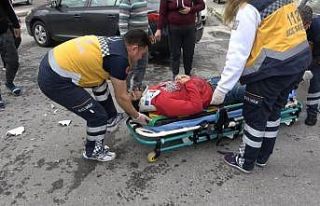 Otomobile çarpan motosikletli yaralandı