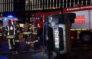 Otomobile çarpmamak için manevra yapan araç devrildi:...