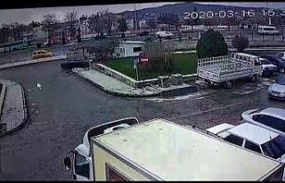 Otomobilin güvenlik kulübesine girdiği anlar kamerada