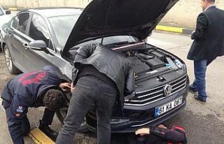 Otomobilin motor bölümüne giren yavru kedi kurtarıldı