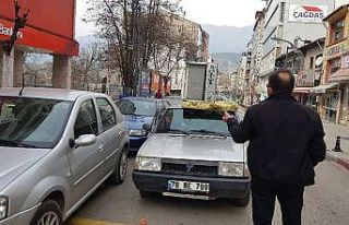 Otomobilinin üstüne bağladığı buzdolabını...