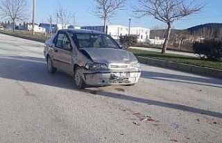 Otomobiller çarpıştı, 2 yaralı