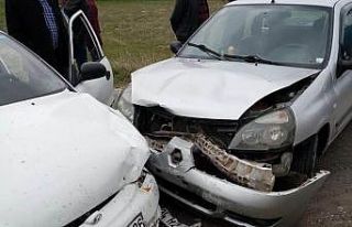 Otomobiller kafa kafaya çarpıştı: 2 yaralı