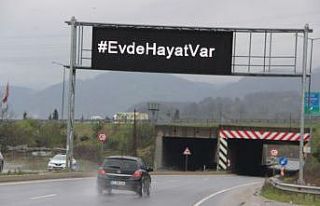 Otoyollardaki tabelalara ‘Evde Hayat Var’ yazıldı