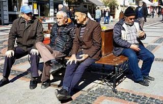 Oturma alanlarına akın eden yaşlılardan ilginç...
