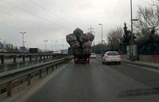 (Özel) Aşırı yüklenen kamyon görenleri şaşkına...