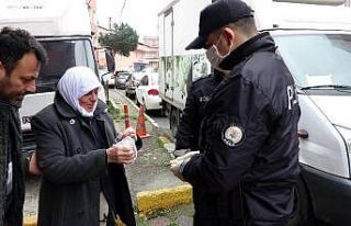 (Özel) Beyoğlu polisinden 83 yaşındaki kadına...