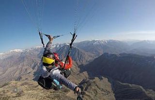 (Özel haber) Yamaç paraşütü kullanarak ilçeden...
