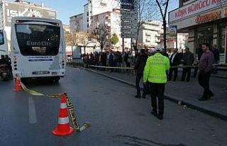 Özel halk otobüsünün altında kalan yaşlı kadın...