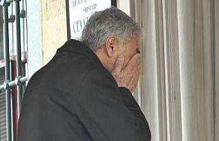 (Özel) Kilitli cami önünde gözyaşları