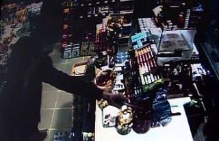 (Özel) Silahlı gaspçı market sahibine doğum gününde...