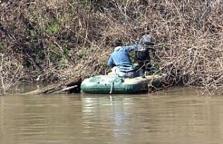 (ÖZEL) Yunan askerler yanından geçen mültecileri...