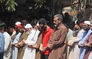 Pakistan camilerde cemaatle kılınan namazları yasakladı