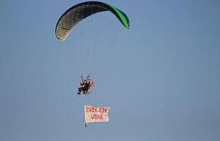 Paraşütçülerden pankartlı “’Evde Kal’ çağrısı