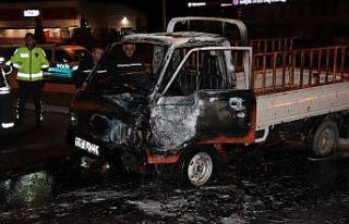 Park halindeki kamyonet yanarak kullanılamaz hale...