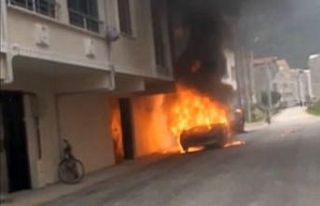 Park halindeki otomobil alev topuna döndü